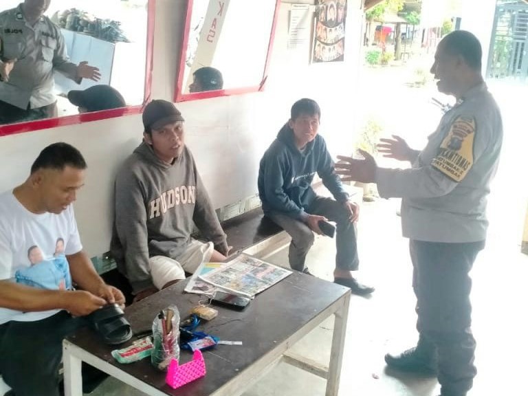 Bhabinkamtibmas Polsek Patumbak Sambangi Warga Desa Patumbak Dua